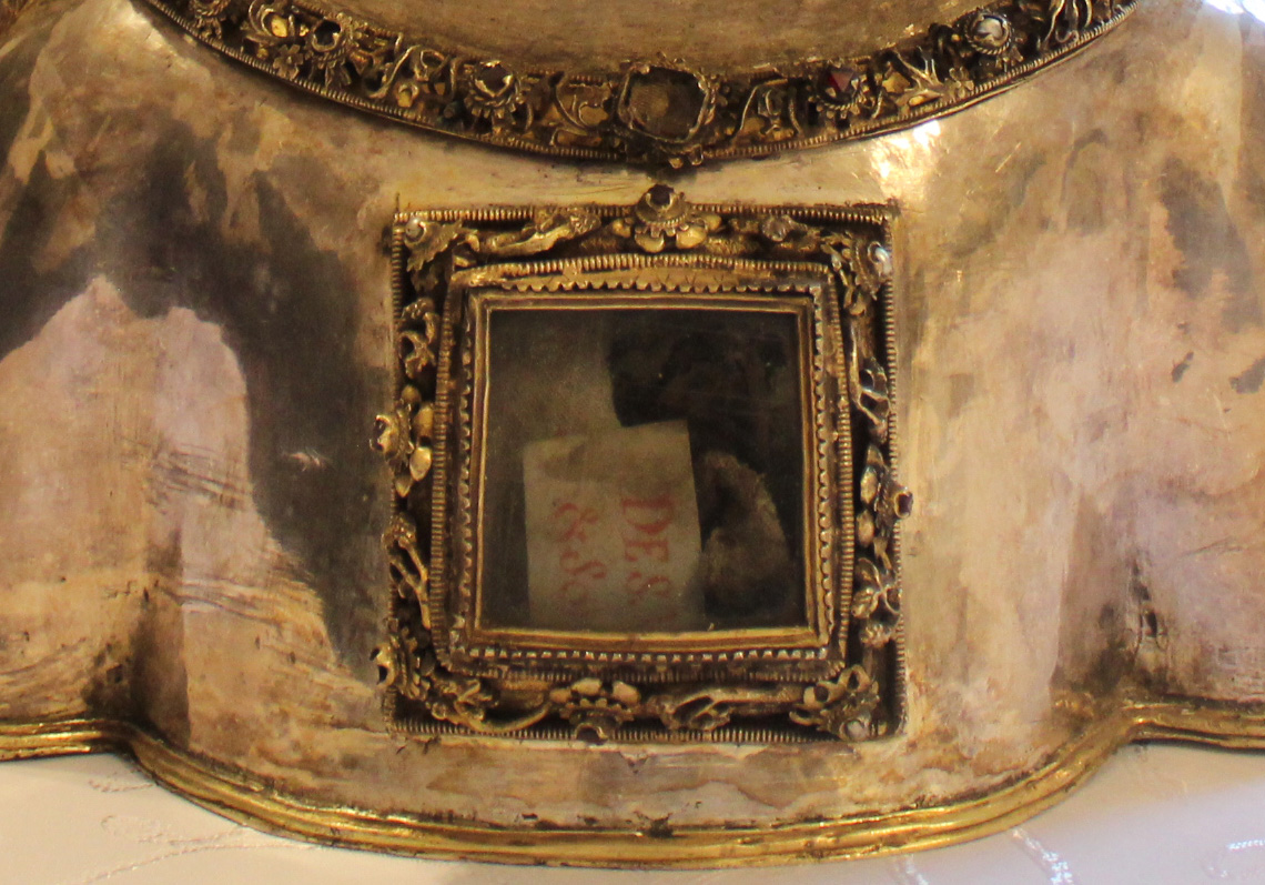 Detal relikwiarza świętej Urszuli. Puszka na relikwie otoczona wicią roślinną.